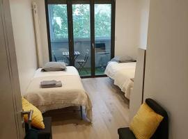 Chambre privée 1 chez Vincent - Appartement partagé Gare - Centre ville -WIFI, hotel in Annecy