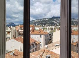 Private room with mountain view, pensionat i Toulon