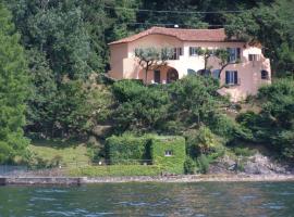 Stunning architectural villa with direct access to lake, hotel in Leggiuno