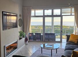 Beachfront 3-bedroom with Robben Island views, hotelli Cape Townissa lähellä maamerkkiä Seaside Village Shopping Centre