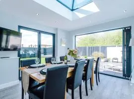 5 bed Luxury Retreat with Spacious Living Spaces
