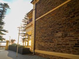 Seafield Tower Glenelg Parent, hotel in Glenelg