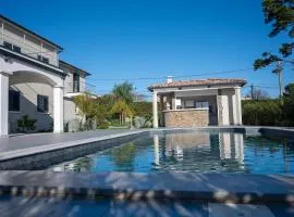 Rez de maison neuve Piscine WiFi Poolhouse en Pierre