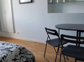 Private room in an apartment of 3 rooms, hotel em Toulon