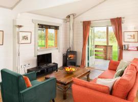 Iris Lodge, with cosy Log Burner, feriehus i Gloucestershire