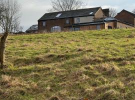 The Tack Store, Modern 3 Bed, 6 person, Barn in a Rural Setting with Great Access