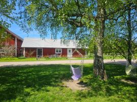 Bo på lantgård – domek wiejski w mieście Motala