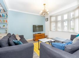 Immense Lovely 3BR House wGarden in West Ealing, hotel a Perivale