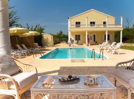 Holiday Villa Martini with pool, in Ermones Beach, Vatos, Corfu, hotell i Ermones