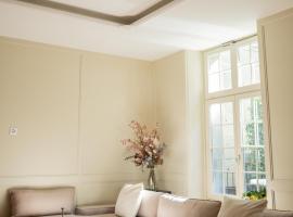 Exklusive Stadtwohnung mit Innenhofterrasse, Pool und Sauna，伯恩的附設泳池的飯店