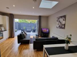 New! Lovely 2 Bed Serviced Apartment with free parking: Londra'da bir kendin pişir kendin ye tesisi