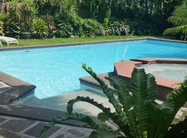 Ace Spacious house with private swimming pool, viešbutis mieste Antipolas