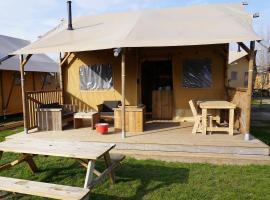 Luxe Glamping Met eigen badkamer voor 5 Personen Bashful、Behelpのラグジュアリーテント