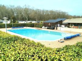 Mobil home with pool in Dinard, Hotel in Dinard