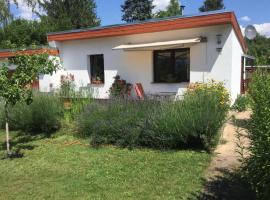 Kleines Ferienhaus in Rangsdorf mit großem Garten - b48672, hotel in Rangsdorf