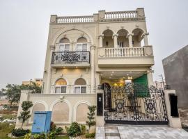 Luxury New Designer 3 BDRM Entire Home DHA Lahore Near Airport, cabana o cottage a Lahore