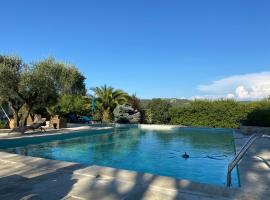 Le MAS d'ISACHRIS le LOFT, hotel with pools in La Garde-Adhémar