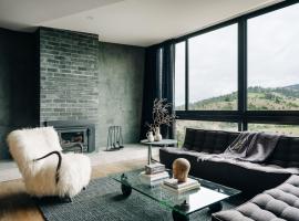 Moody Luxury Home in the Wine Region, holiday home in Richmond