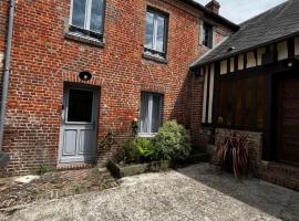 Maison de bourg avec garage motos, hotel u gradu Dozulé