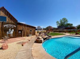 Timber & Tin G 2Bed 2Bath w Pool & Rooftop Deck, holiday rental in Kanab