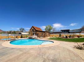 Timber & Tin H 2Bed 2Bath w Pool & Rooftop Deck, hotell i Kanab