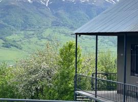 Dez Guesthouse, hotel with parking in Margahovit