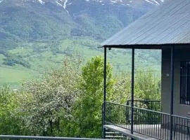 Cozy Dez Guest House with Dreamy Mountain Views