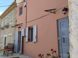 Totolos home in Lazaratika Corfu: Áyios Pandeleḯmon şehrinde bir otel