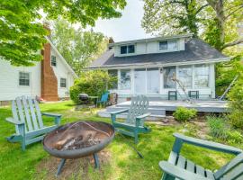 Coastal Lake Erie Cottage with Amazing Water Views!, pet-friendly hotel in Euclid