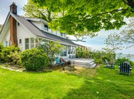 Coastal Lake Erie Cottage with Amazing Water Views!, hôtel à Euclid