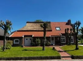 Lindenhuus-Urlaub unter einem Teilreetdach-Terrasse - Nahe Norden-Norddeich