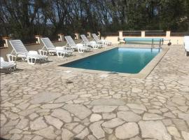 Villa de 6 chambres avec piscine privee jardin clos et wifi a Martignargues, hotell i Martignargues