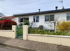 Maison familiale avec jardin proche Rouen centre et Armada, hotel near Ernest Renan Station, Rouen, Sotteville-lès-Rouen