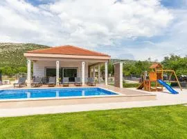 Cozy Home In Primorski Dolac With Wifi