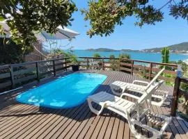 A90 - Casa com piscina e linda vista - centro de Bombinhas