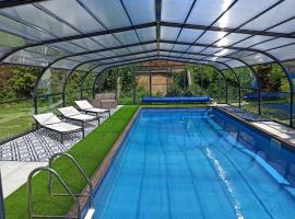 La Petellerie, maison de campagne avec piscine pour un séjour détente, hotel dengan parking di Moyon