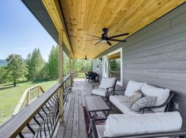 Arkansas Retreat with Deck, Fire Pit and Mtn Views!, hotell i Jasper