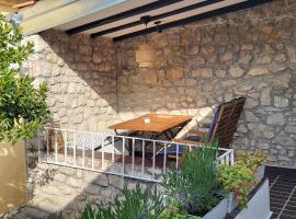 Old town STONE HOUSE OASIS, hotel en Selce