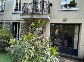 Maison stylée avec jardin caché, Vincennes – hotel w mieście Vincennes