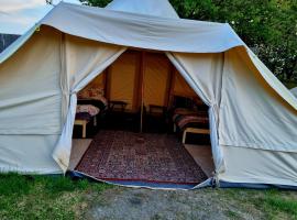Bedouin tent Secret garden glamping, cheap hotel in Stubton