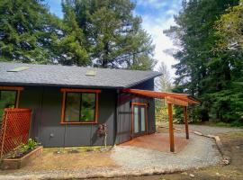 Modern home in country setting, close to town, hotel sa Arcata