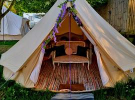 French Tent secret garden glamping, cheap hotel in Newark-on-Trent