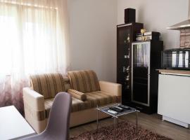 Cozy spacious apartment, feriebolig i Peć