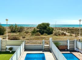 Casa frente al mar con piscina privada, вариант жилья у пляжа в Сагунто