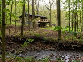 Secluded Naples Cabin with Deck and Stream Views, hotel with parking in Naples