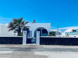 Blue Haven Villa 33- Peaceful Santorini Seahouse、モノリソスのホテル