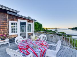 Oceanfront Cottage with Deck 2 Mi to Boothbay Harbor, מקום אירוח ביתי בWest Boothbay Harbor