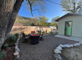 Hummingbird Mountain Cottage, hotel with parking in Frazier Park