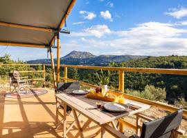 Civara Chalet - Private Glamping in nature with Jacuzzi, hotel i Tsivarás