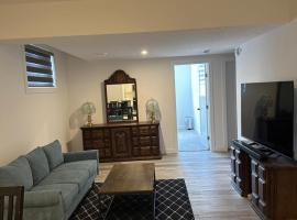 Spacious 2 BR & Kitchen Basement Apartment near Airport, hotel u Calgariju